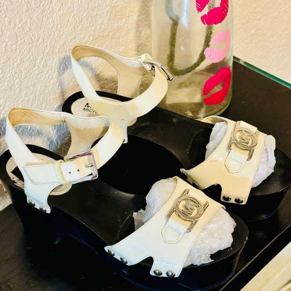 Authentic “ MICHAEL KORS “ Sandals size 7M - Picture 7 of 15
